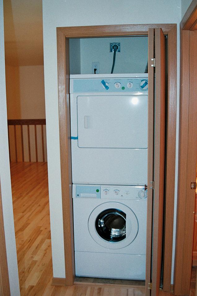 10-Dlxe-Washer&Dryer-WoodFlrs